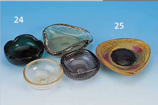 4 ASCHENBECHER BZW. SCHALEN, MURANO, VENINI, 70ER JAHRE, VERSCH. FARBIGES GLAS, VERSCHIEDEN CA. 9.5 X 9.5 CM BIS 13 X 18 CM, 3 X SIGNIERT