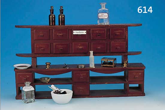 KLEINE KINDERAPOTHEKE, DEUTSCH, 30ER JAHRE, HOLZREGAL MIT SCHüBEN, VIELE VERSCH. ZUBEHöRTEILE, U.A., 9 VERSCH. ...