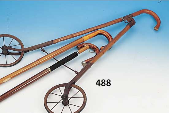 DREI STöCKE, DEUTSCH, 1900/30, HOLZ, H. CA. 89 - 90 CM, 2 X MIT INTEGR. SCHIRMEN, 1 X MARKTROLLER, L. ALTERSSCHäDEN