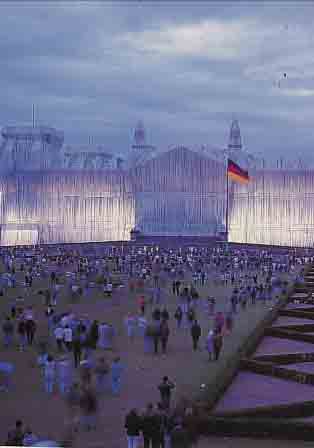 CHRISTO UND JEANNE-CLAUDE, WRAPPED REICHS- TAG, FARBOFFSET, MIT KLEINEM STOFFMUSTER, CA. 17 X 14 CM, PP, U.GL., R.