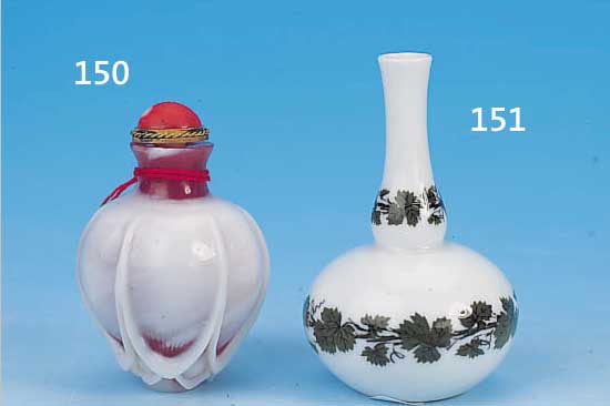 SNUFFBOTTLE, CHINA, 20.JH., SCHICHTGLAS, ROTES GLAS, WEISS üBERFANGEN, IN FORM EINER LOTUSBLUME GESCHNITTEN UND GESCHLIFFEN, H. CA.6 CM