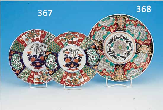SCHALE, JAPAN, UM 1900, IMARI, PORZELLAN, BEMALT, D. 31 CM, GOLDRAND BERIEB.