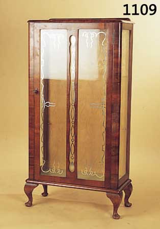 KLEINE VITRINE, ENGLAND, 20ER JAHRE, NUßBAUMFURNIER, 116 X 43 X 26 CM