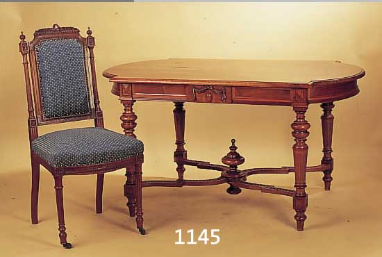 TISCH UND VIER STüHLE, HOLLAND, WILHELM III, NUßBAUM MASSIV UND FURNIERT, STüHLE NEU BE- ZOGEN, AUFGEARB. JEDOCH L. ALTERSSCHäDEN, ...