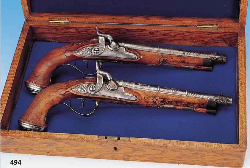 PAAR DUELLPISTOLEN, WOHL BELGIEN, UM 1760/70, NUßBAUM MIT METALLMONTUREN, L. 36 CM, LAUF VIERFACH GEGLIEDERT SONNE, MOND U. STERNE, MüNDUNG IN ...