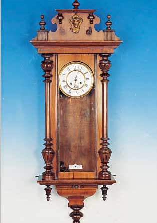WANDUHR WOHL DEUTSCH UM 1880/1900, VERZIER- TES UND GESCHNITZTES HOLZGEHäUSE, ORGIN. AUF- SATZ (VERäNDERT), 3-SEITIG VERGLAST, WERK UND GEHäUSE ...