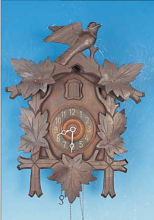KUCKUCKSUHR, SCHWARZWALD, UM 1930/40, GE- SCHNITZTES HOLZGEHäUSE, IM HINTEREN TEIL DES GIEBELS BESCHäDIGT, SKEL. MESSINGPLATINENWERK,HAKENGANG, ...