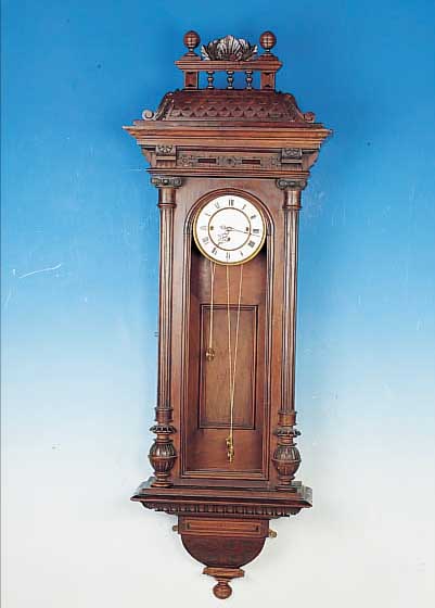 WANDUHR M. WIENER SCHLAG, GEBR. RESCH EBENSEE,UM 1900, REICH VERZIERTES UND GESCHNITZTES HOLZGEHäUSE, HISTORISMUS, AUFSATZ SEK., EINE ...