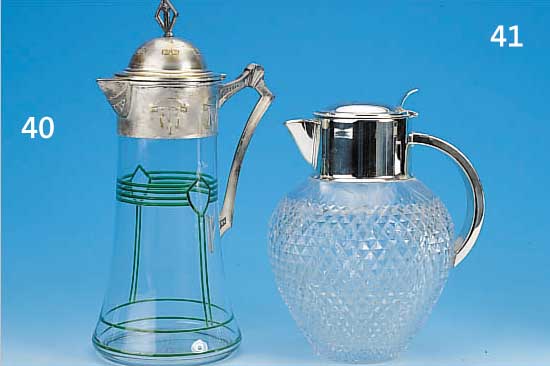 HENKELKANNE MIT EISEINSATZ, DEUTSCH, 30ER JAHRE, METALL VERSILBERT, KRISTALLGLAS, H. 28 CM, REICH GESCHLIFFEN, L. BERIEBEN
