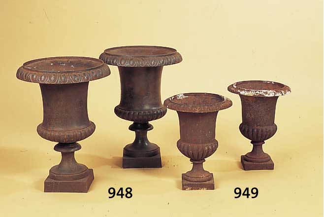PAAR KL. AMPHORENGEFäßE, FRANKREICH, UM 1900, GUßEISEN, L. KORRODIERT, H. 29 CM