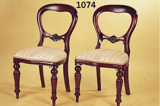 VIER STüHLE, BAROCKSTIL, 20. JAHRHUNDERT, MAHAGONI MASSIV, H. 85/44 CM, LEICHTE GEBRAUCHSSPUREN, NEU BEZOGEN, ...