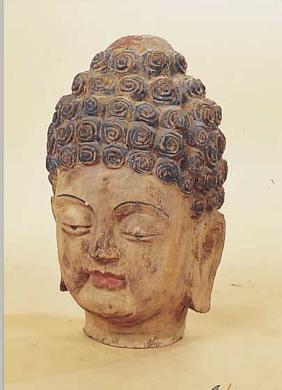 KOPF EINES BUDDHA, CHINA, 20. JH., HOLZ GESCHNITZT, RESTE ALTER FARBFASSUNG, H. CA. 45 CM, LEICHT BESCH.