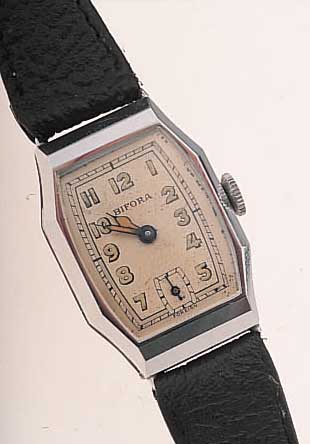 BIFORA HERRENARMBANDUHR, DEUTSCHLAND UM 1938, METALL VERCHR., EDELST.-BODEN GEDR., 2-FARB. VERS. ORIG.-BLATT, LEUCHTSTD.-ZEICHEN U. ZEIGER ...