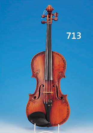 GEIGE MIT INTARSIEN, UM 1920, WOHL RUßLAND, GESCHNITZTER AHORNBODEN MIT PERLMUTEINLAGEN, DECKE IM GLEICHEN STIL GESCHNITZT.