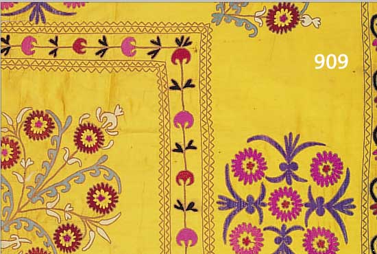 SUSANI-STICKEREI, TURKMENISTAN, SAFRANGELBES BAUMWOLL-GRUNDGEWEBE MIT REICHER FLORALER FLACHSTICH-STICKEREI, EHEMALS WAND- BEHANG, CA. ...