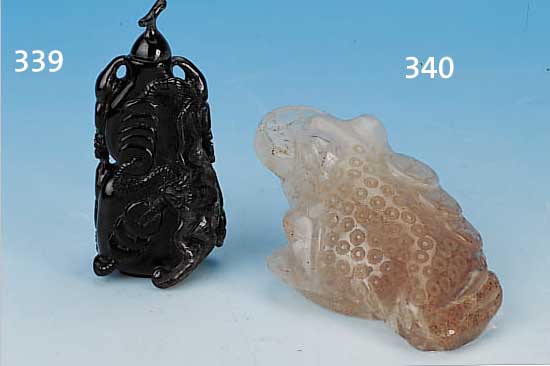 KRöTE, CHINA, 19. JH., BERGKRISTALL, GESCHNITZT, 10 X 7 CM GROßE MüNZE IM MAUL UND DREI KL. MüNZEN AUF DEM ...