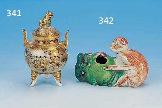WASSERTROPFER, CHINA, ENDE 19. JH. , PORZELLAN, 8 X 11 CM, IN FORM EINES AFFEN DER EINE FRUCHT HäLT