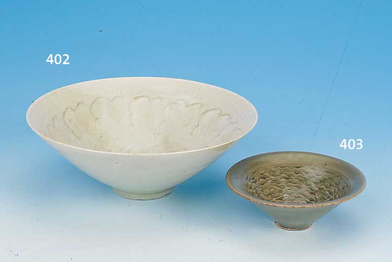 SCHALE, CHINA, SONG DYNASTIE, 960 - 1279 N. CHR., PROTOPORZELLAN, H. 6 CM, D. 18 CM, HELLGRüNE KRAKELIERTE ...