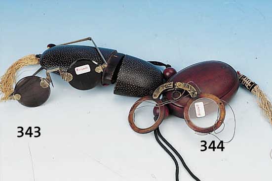 BRILLE, CHINA, 18. JH., HOLZ MIT KRISTALLGLAS, L. 11.5 CM, ZUSAMMENKLAPPBAR, IM ETUI,, DIESES ...
