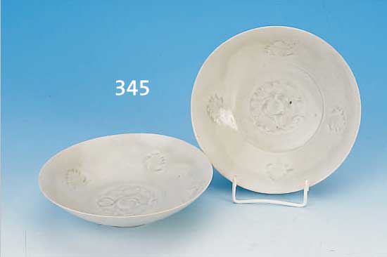 PAAR SCHALEN, SONG DYNASTIE, CHINA, 960-1279 N. CHR., PROTOPORZELLAN, H. 4.5 CM, D. 17.5 CM, GRüNLICHE SELADONGLASUR, EINGERITZTES ...