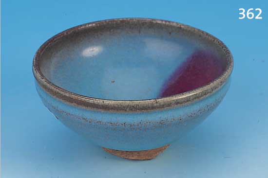 SCHALE, CHINA, CA. 12/13. JH., STEINZEUG, HOCH GEBRANNT, HIMMELBLAUE GLASUR, FEIN KRAKELIERT, KUPFERROTER FLECK, KRAKELURENMIT ...
