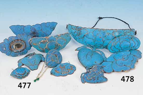 7 HAARSCHMUCKTEILE, CHINA, 19. JH., FEDERN UND PAPPE, 4.5 - 9 CM, MIT FEDERN DES EISVOGELS BELEGT, Z.T. L BESCH.