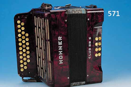 ZIEHARMONIKA, HOHNER CLUB III B S, ROTES KUNSTSTOFFGEHäUSE, 33 X 32 CM, IM KOFFER, ALTERS- UND GEBRAUCHSSPUREN