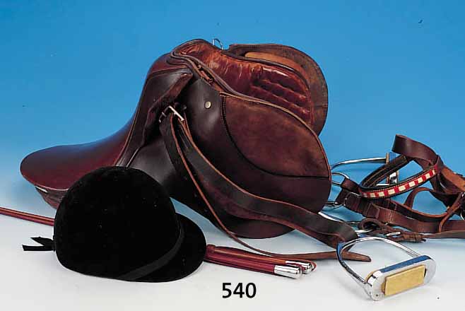 SATTEL, HELM UND ZWEI GERTEN, LEDER, CA. 50 X 38 CM, MIT VERSCH. ZUSATZTEILEN, GEBRAUCHSSPUREN