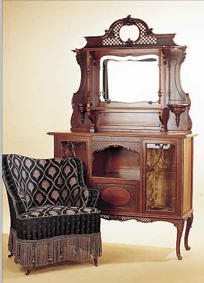 SALON, WOHL MüNCHEN, UM 1910, MAHAGONIFUR- NIER, BESTEHEND AUS EINEM SOFA MIT UMBAU, ZWEISESSEL U. EINEM AUFSATZBUFFET, REICH VERZIERT,JUGENDSTIL ...