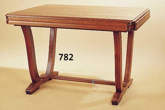 TISCH, DEUTSCH, UM 1920/30, EICHEFURNIER, M. 74 X 109 X 88 CM, L. ALTERSSP.