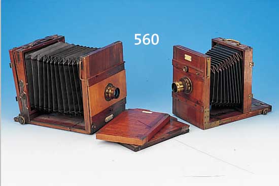 KONVOLUT AUS ZWEI BALGENKAMERAS: BALGENKAMERA 13 X 18, OTTO THIEMANN GöRLITZ, UM 1895-1900, MIT RIESE DOPPEL-ANASTIGMAT 180MM, ...