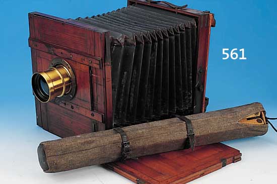 BALGENKAMERA CA. 18 X 24, UM 1900, MIT OBJEKTIV: MEYER GöRLITZ DOPPEL-ANASTIGMAT 300 MM, 1:5,5, MAHAGONIGEHäUSE, MIT KASSETTE UND ...