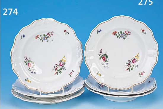 DREI TELLER, WIEN, 1841, PORZELLAN, BUNTE BLUMENBOUQUETMALEREI, RELIE- FIERTER RAND, GOLDSTAFFAGE, BERIEBEN, D. CA. 24 CM