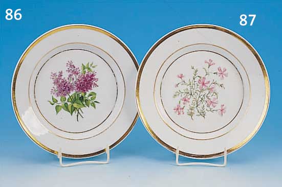 TELLER, KPM BERLIN, 1844, PORZELLAN, MITTIG BUNTE MALEREI VON FLIEDER, GOLDRäNDER BERIE- BEN, AUßERHALB DER MANUFAKTUR BEMALT, D. CA. ...