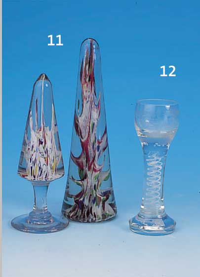 ZWEI PAPERWEIGHTS, FRANKREICH, UM 1900, FARBLOSES GLAS MIT BUNTEN GLASEINSCHMELZUNGEN,IN OBELISKENFORM, H. CA. 22/19 CM