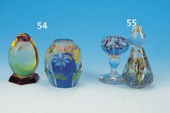 ZWEI PAPERWEIGHTS, FRANKREICH, UM 1900, FARBLOSES GLAS MIT BUNTEN EINSCHMELZUNGEN, EINMAL MIT EINGESCHMOLZENEN LUFTBLASEN, H. CA. 11,5 ...