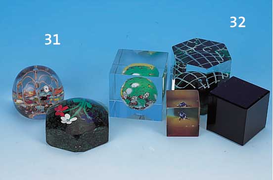 ZWEI PAPERWEIGHTS, BöHMEN, 1. HäLFTE 20. JH., FARBLOSES GLAS MIT BUNTENBLUMENEINSCHMELZUNGEN, 1 X FACETT., H. CA. 4 CM, D. CA. ...