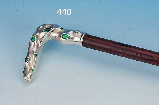 SPAZIERSTOCK, WIEN, UM 1900, SEZESSIONSSTIL,GRIFF SILBER IN FORM EINES ASTES, DIE ANGE- DEUTETEN KNOSPEN FEIN ZISELIERT UND TRANS- LUZID GRüN ...