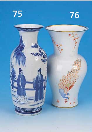 GROßE VASE, BAVARIA MüNCHEN, UM 1930, PORZELLAN, BUNT BEMALT, GOLDSTAFFAGE, PFAUEN- DEKOR, H. CA. 34 CM