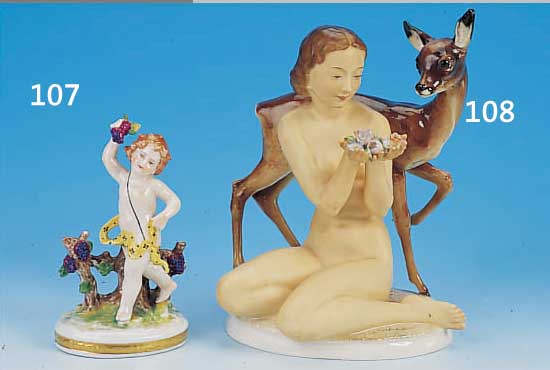 PORZELLANFIGUR, VOLKSTEDT, UM 1900-1906, AMORETTE MIT TRAUBEN, BUNT BEMALT, H. CA. 15,5 CM