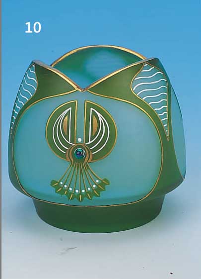 VASE, DEUTSCH, WOHL FRITZ HECKERT, UM 1900-1905, HELLBLAU-OPAKES GLAS MIT HELLGRüN-OPAKEM ÜBERFANG, GESCHNITTEN, WEIßE UND ...