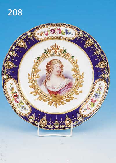 ZIERTELLER, PARIS, UM 1830-40, PORZELLAN, REICH BUNT BEMALT, MITTIG PORTRäT EINER FRAU, RüCKSEITIG BEZ.: MME DE GRIGNANT, BLAUER RAND MIT ...