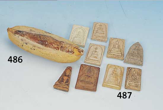 NEUN VOTIVGABEN, THAILAND, 19./20. JH., KERAMIK, GEMODELT MIT RELIEFDARSTELLUNGEN KULTISCHER GEGENSTäNDE UND BUDDHAS, JE CA. 3,5 X 2 CM, ...