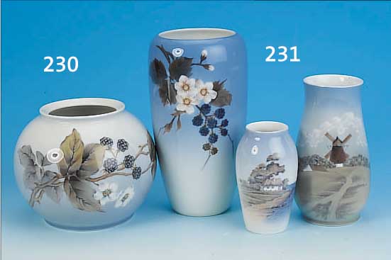 2 BLUMENVASEN, ROYAL KOPENHAGEN, PORZELLAN, UNTERGLASURBEMALUNG, H. 14/23 CM, BROMBEERZWEIGDEKOR, EINE VASE AM ...