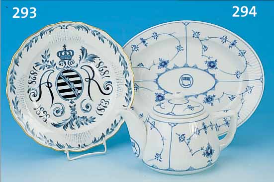 TEEKANNE UND TABLETT, ROYAL KOPANHAGEN, PORZELLAN, H. 14 CM L. 30 CM