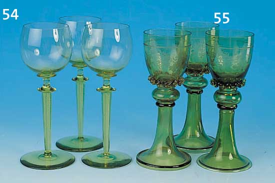 SECHS GLäSER, DEUTSCH, UM 1880/90, GRüNES GLAS, H. 18.5 CM, GESCHNITTENER DEKOR,,ZWEI GLäSER MIT KL. CHIP AM RAND UND ZWEI MIT KL. CHIP ...