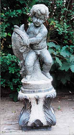 BRUNNEN, 20. JAHRHUNDERT, GRAUER MARMOR, GEHAUEN, H. 126 CM, PUTTO MIT FISCH, SOG. WASSER-, SPEIER
