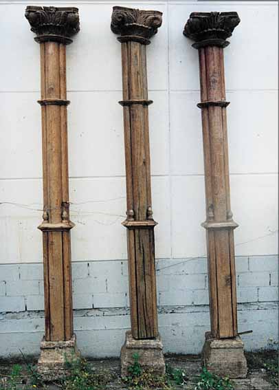 DREI SäULEN, ENGL. KOLONIALSTIL, UM 1800, HOLZ UND SANDSTEIN, H. 250 CM, L. ALTERSSCHäDEN, GESCHNITZTE KAPITELLE ...