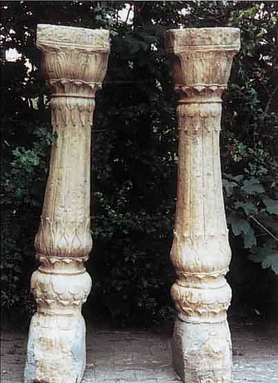 PAAR SäULEN, INDIEN, 18. JH., SANDSTEIN, EHEM. PALASTSäULEN, H. 168 CM, B. CA. 33 CM, L. BESCH.