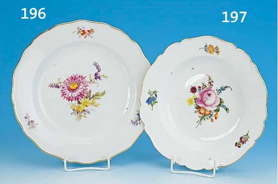 TIEFER TELLER, MEISSEN, 1773 - 1814, PORZELLAN, D. 22 CM, BLUMENBOUQUETMALEREI, GOLDRAND, BERIEBEN